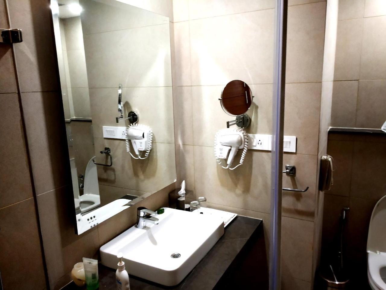 Hotel La New Delhi Bagian luar foto